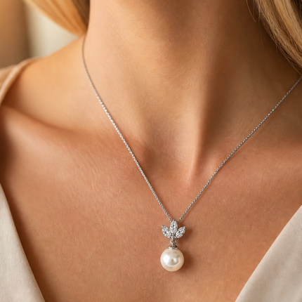 Pearl necklace with a white gold chain worn by a lady