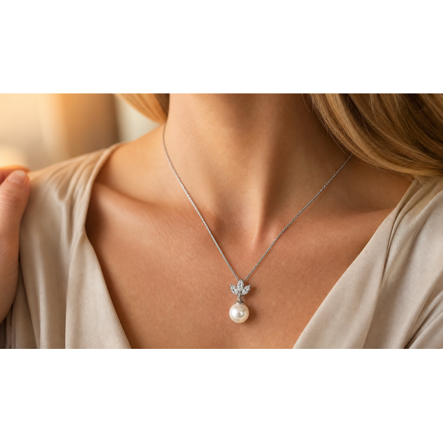 Pearl necklace with a white gold chain worn by a lady
